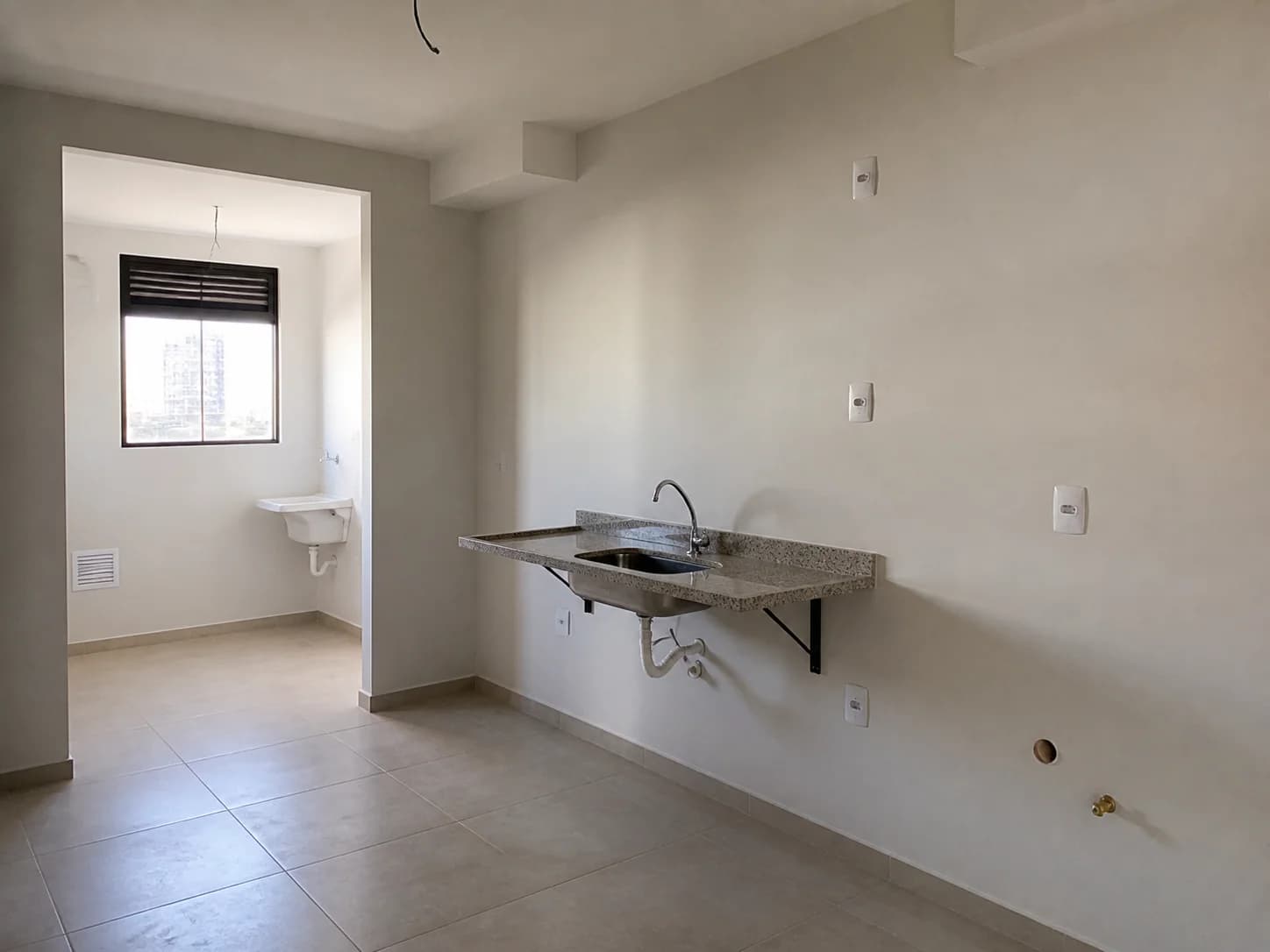 Cozinha de apartamento antes da instalação de móveis planejados